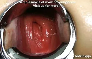XXX మసాజ్ థెరపిస్ట్ నుండి నల్లటి జుట్టు గల స్త్రీని ఇబ్బంది పెట్టాడు మరియు cumshot ఆమె నోరు