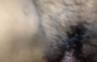 XXX పెద్ద మొడ్డ పట్టిన ఒక గుండు పుస్సీ నల్లటి జుట్టు గల స్త్రీని