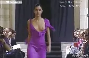 XXX తల్లి గొప్ప సాగిన తన అందమైన కుమార్తె