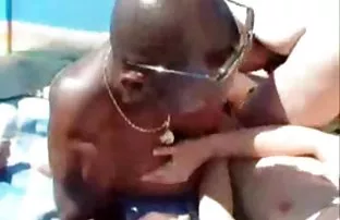 XXX కారు పట్టుకొని అందమైన యువ మహిళ పై మళ్లీ