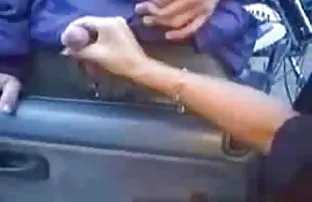 XXX నల్లటి జుట్టు గల స్త్రీని నుండి ఇబ్బంది పెట్టాడు గెట్స్ మొదటి వ్యక్తి వెనుక కౌంటర్ స్టోర్