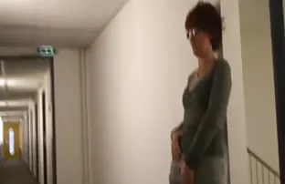 XXX బిచ్ ఫక్ గుంపు వచ్చింది మరియు ఆమె