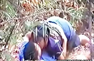 XXX యువ బ్లాన్డీ Masturbates తన బట్టలు శాంతముగా నిర్వహిస్తుంది