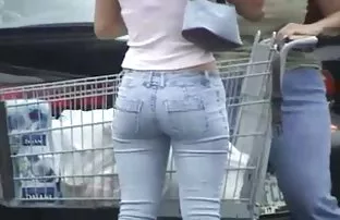 XXX బస్టీ milf మేజోళ్ళు కూర్చున్నారు ధెంగడమ్ యువ