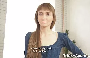 XXX ఇస్తుంది ఫాంగ్ ఒక హాట్ చిక్ మరియు Fucks her మధ్య రొమ్ములు