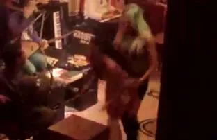 XXX సిగ్గులేని వ్యక్తి అమ్మిన తన గర్ల్ ఫ్రెండ్.